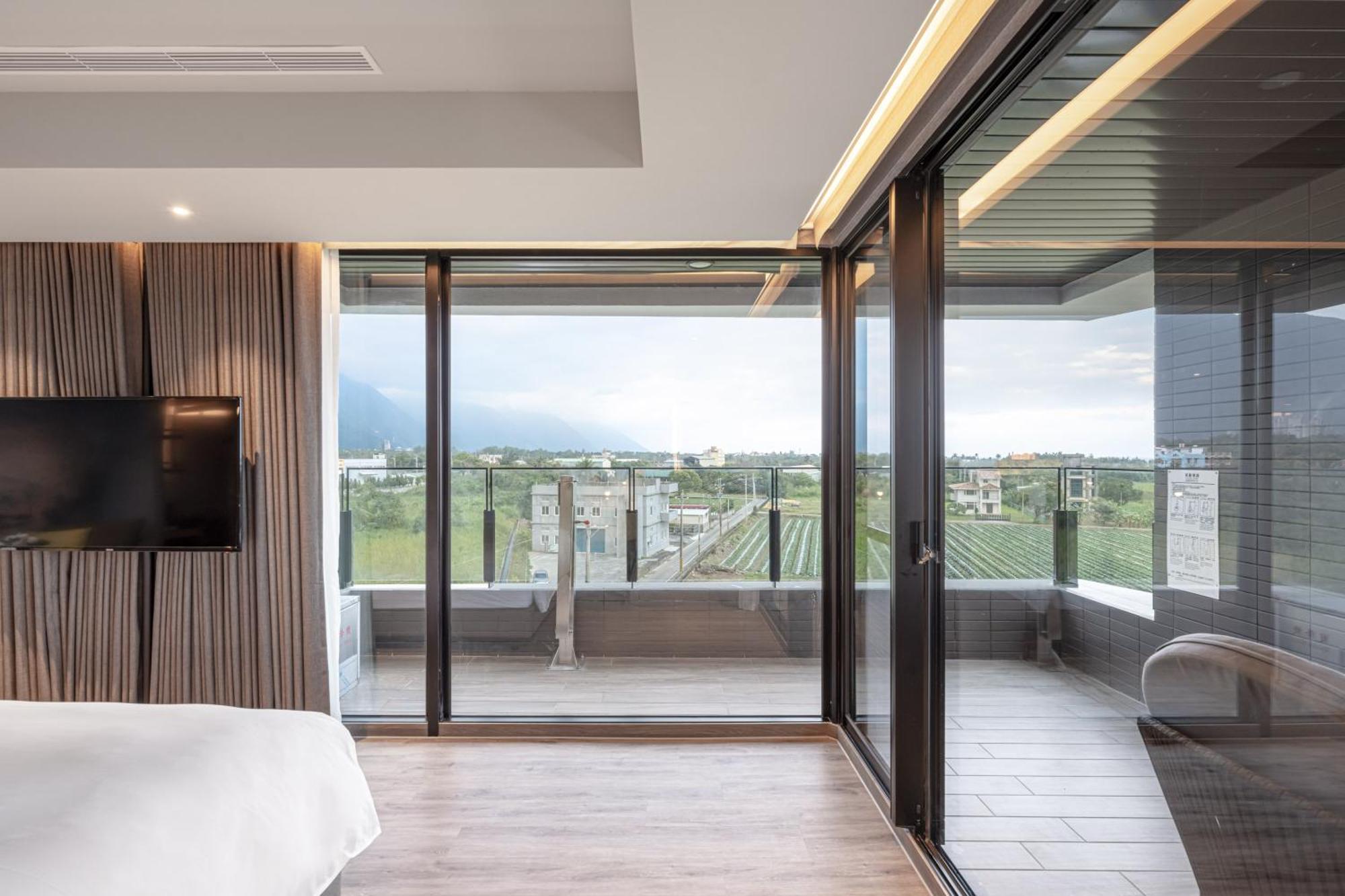 Lakeshore Hotel Hualien Taroko Shunan Номер фото A sliding door