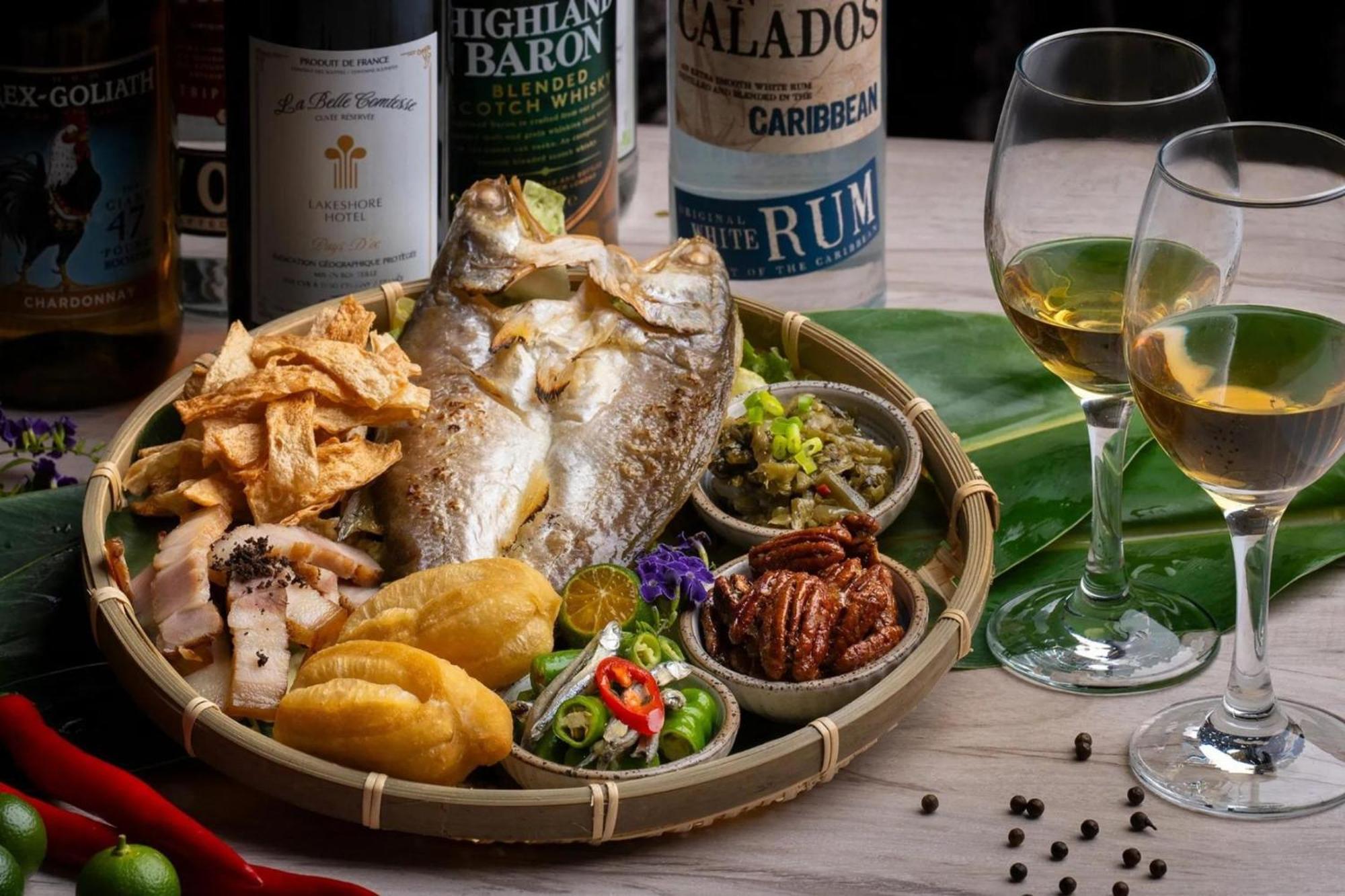 Lakeshore Hotel Hualien Taroko Shunan Экстерьер фото A whole pompano served with a selection of condiments